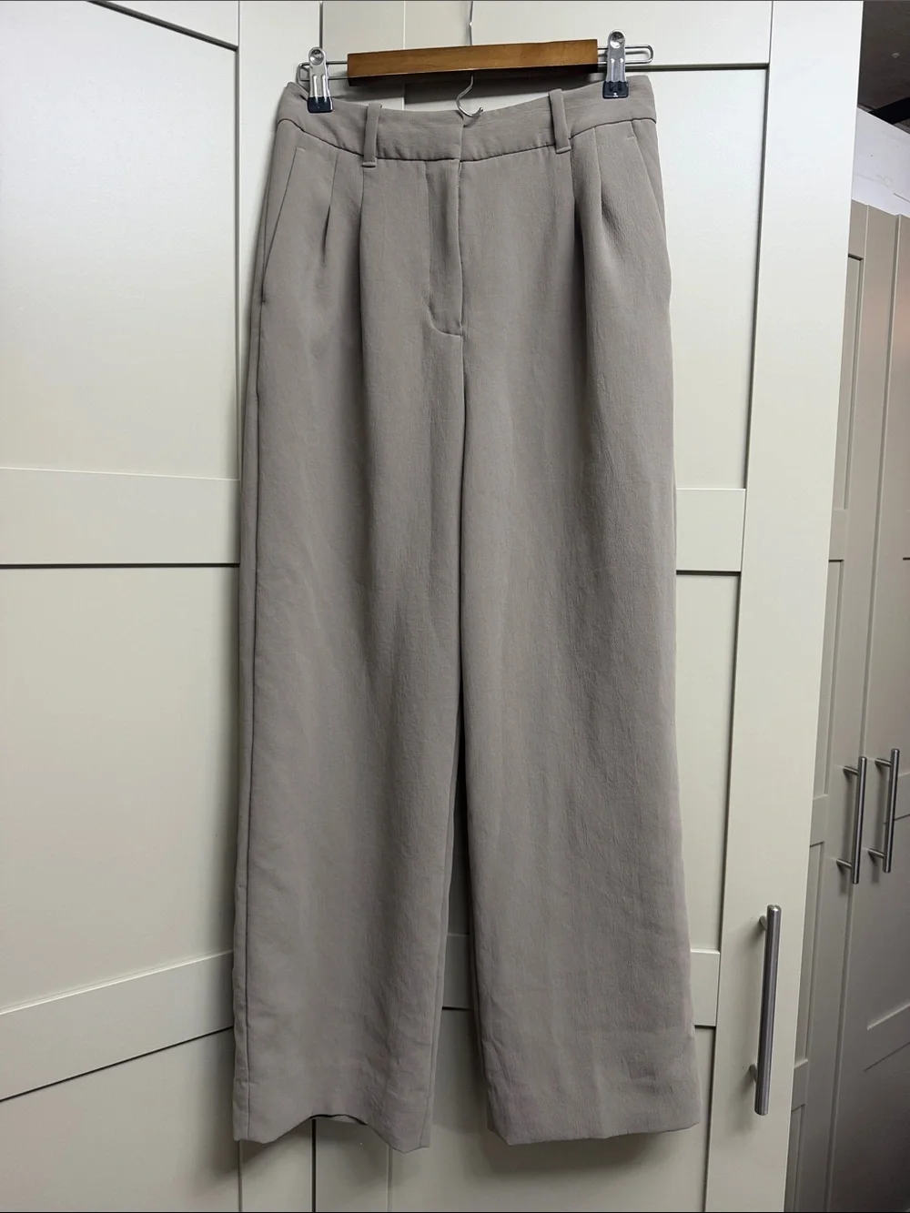 Aritzia Effortless size 4 Wide-Leg Trousers in Light Taupe